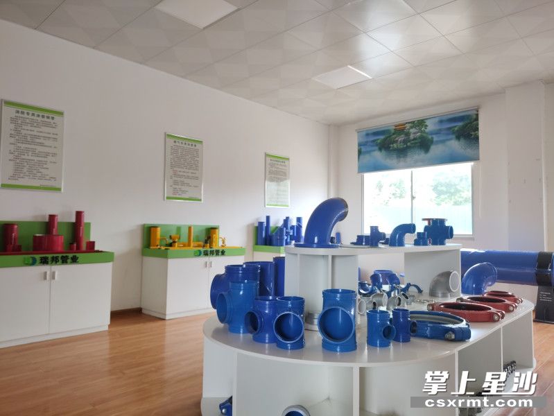 在湖南瑞邦展厅，公司生产的各类管材摆满了整个房间供客户参观了解。